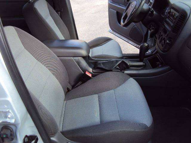 2005 Ford Escape XLS 4dr SUV